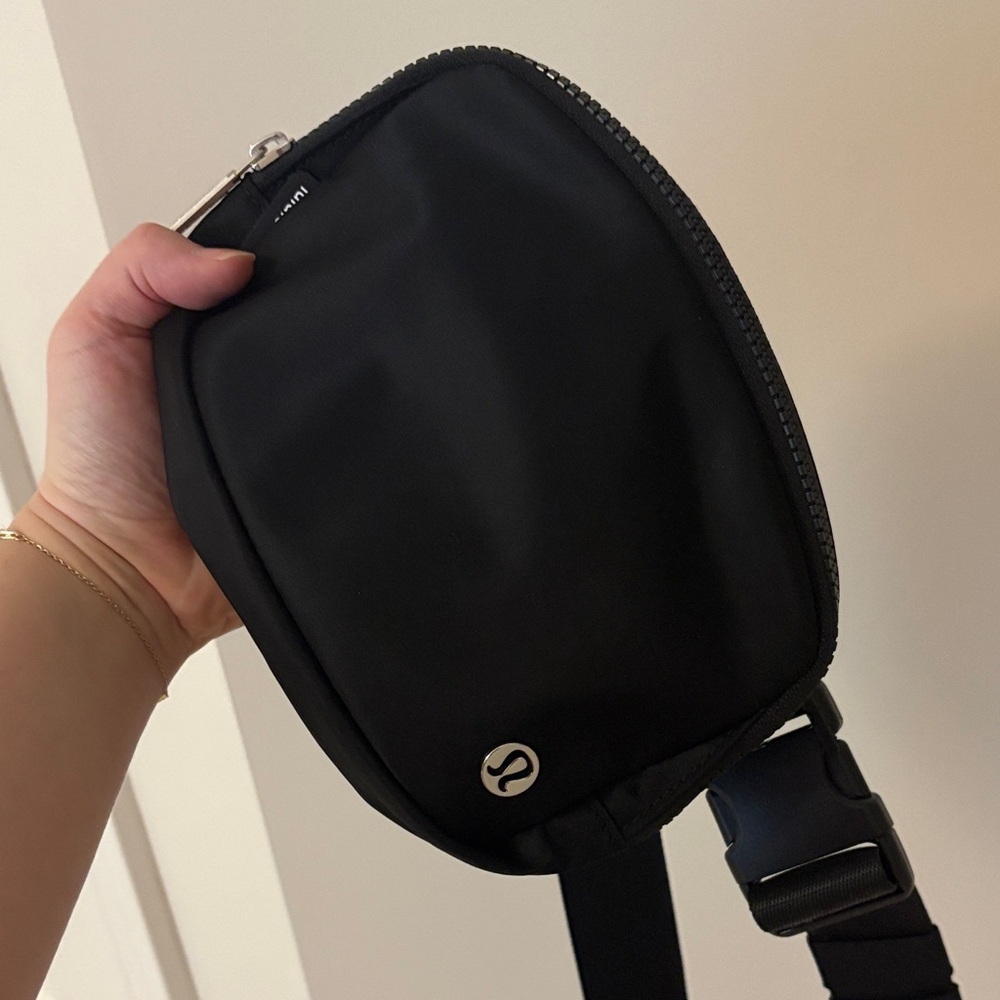 Black Lululemon belt bag very good condition